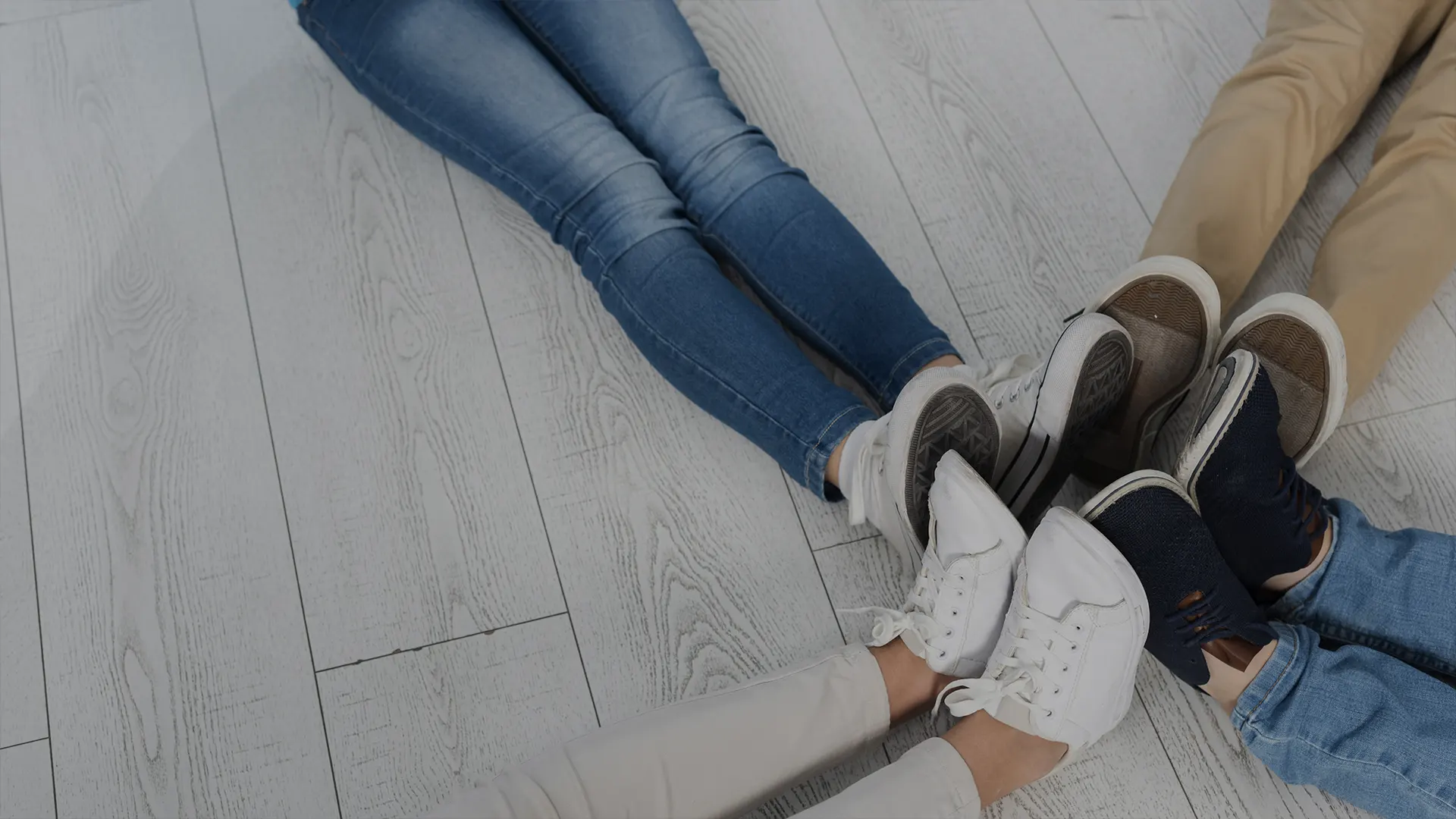 Pies de personas con zapatos